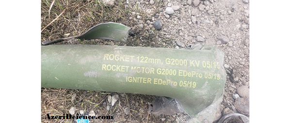 Die Überreste einer Rakete mit der Markierung, die vermuten lässt, dass sie in Serbien hergestellt wurde. Foto: Aserbaidschanische Verteidigung